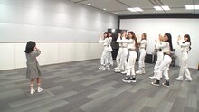 「Chopstick」を踊る少女（左）とNiziU。(c)TBS