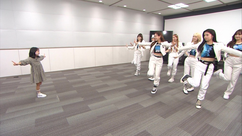 NiziUファンの少女（左）とNiziU。(c)TBS