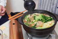 ぐつぐつ煮えるもつ鍋。