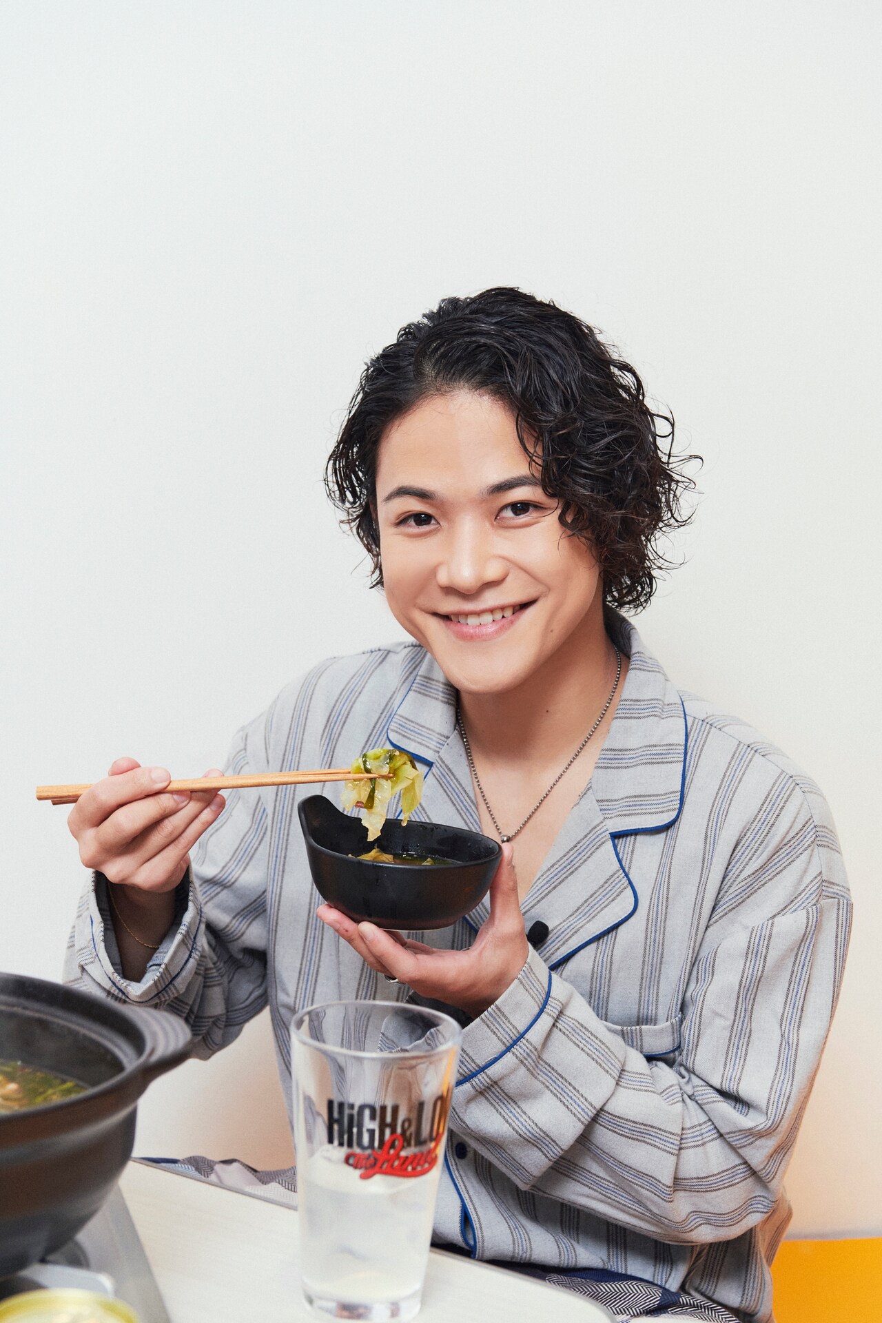 もつ鍋を上品に食べる岩谷翔吾さん。