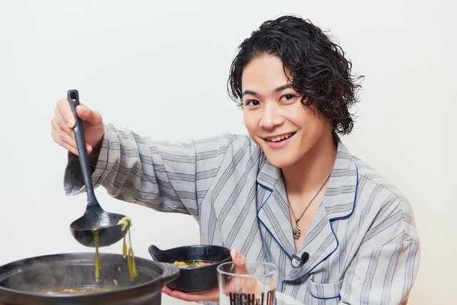 もつ鍋をお皿によそう岩谷翔吾さん。