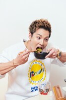 ひと口が大きいことで知られるRIKUさん。