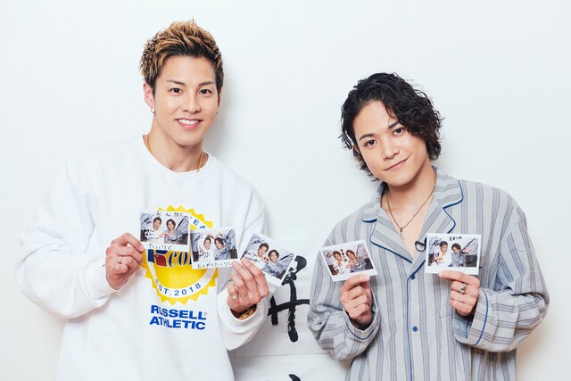 チェキを持つRIKUさん、岩谷翔吾さん。