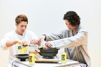 土鍋にスープを優しく注ぐ岩谷さん。