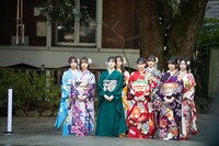 参道を歩く乃木坂46の新成人メンバー。