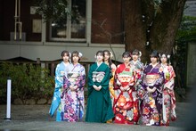 参道を歩く乃木坂46の新成人メンバー。