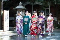 参道を歩く乃木坂46の新成人メンバー。