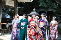 参道を歩く乃木坂46の新成人メンバー。