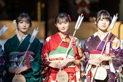 左から久保史緒里、遠藤さくら、賀喜遥香。