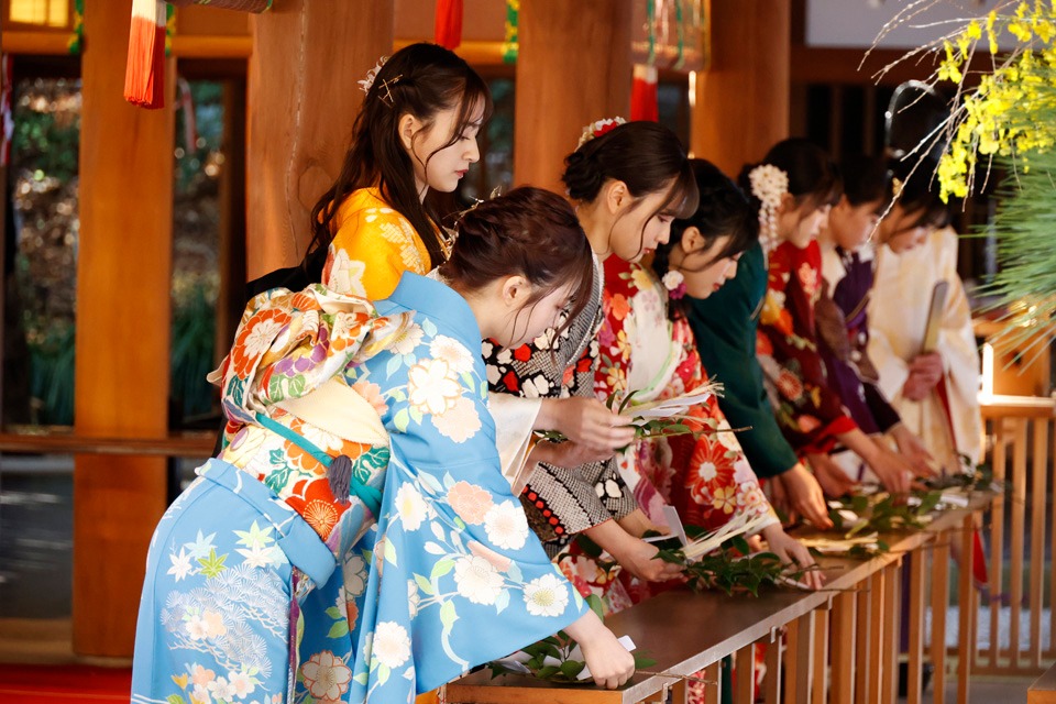 本殿での祈祷の様子。（写真提供：ソニーミュージックレーベルズ）