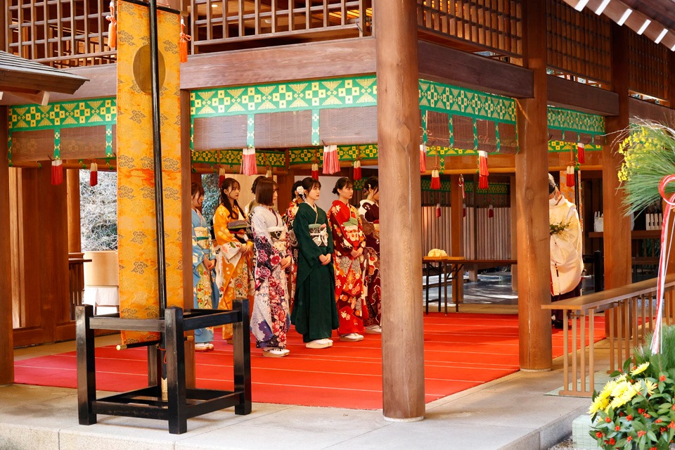 本殿での祈祷の様子。（写真提供：ソニーミュージックレーベルズ）