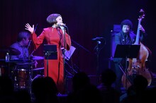 野宮真貴の過去のライブの様子。