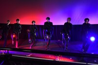 「Rosy」を披露するSixTONES。