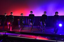 「Rosy」を披露するSixTONES。