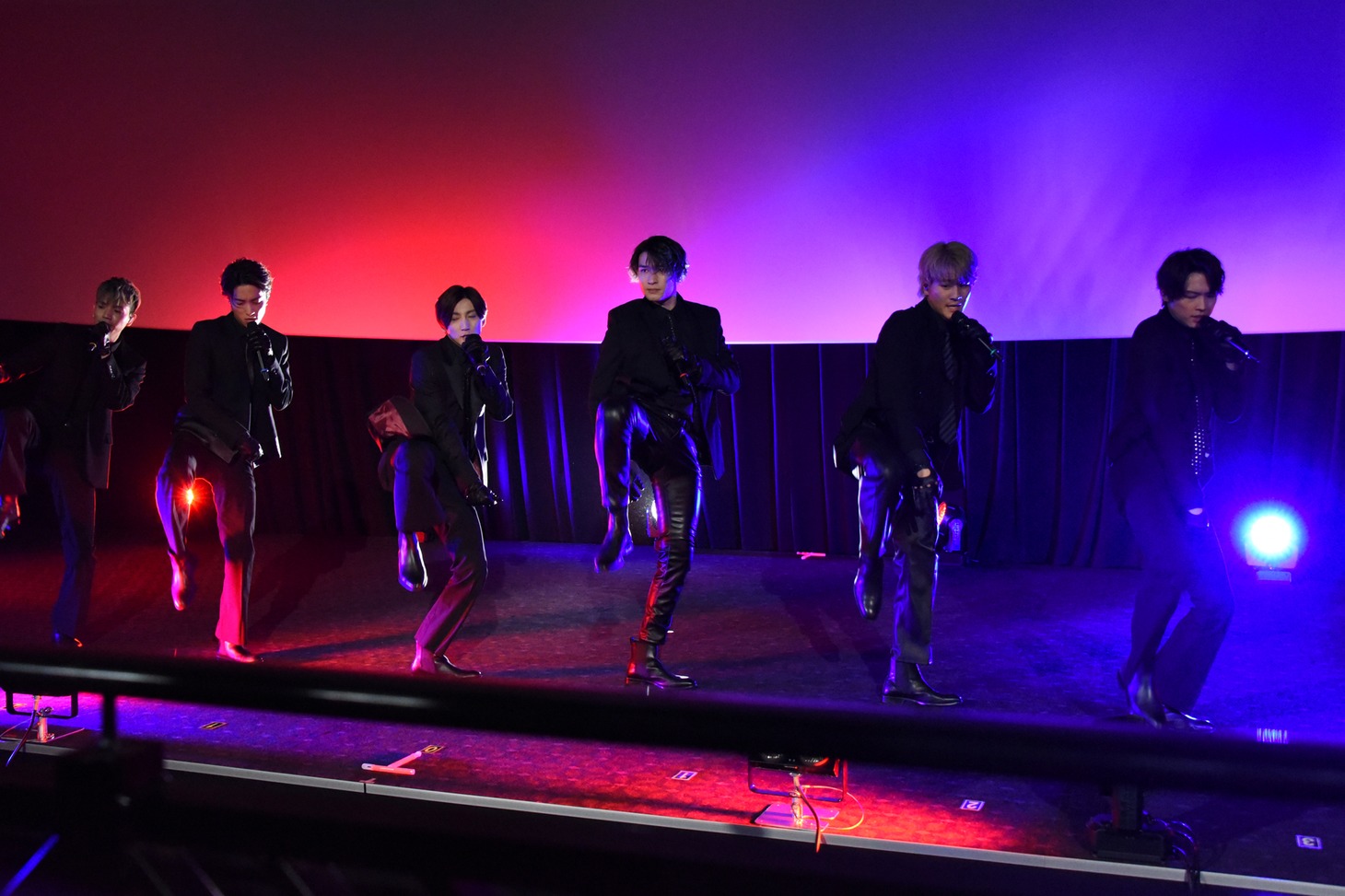 「Rosy」を披露するSixTONES。