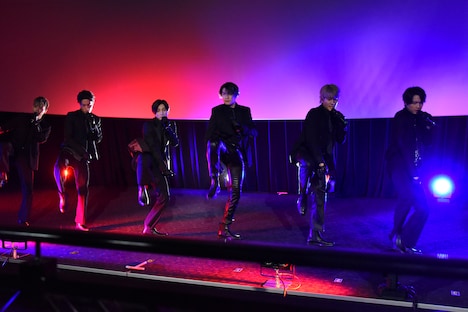 「Rosy」を披露するSixTONES。