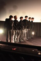 「Rosy」を披露するSixTONES。