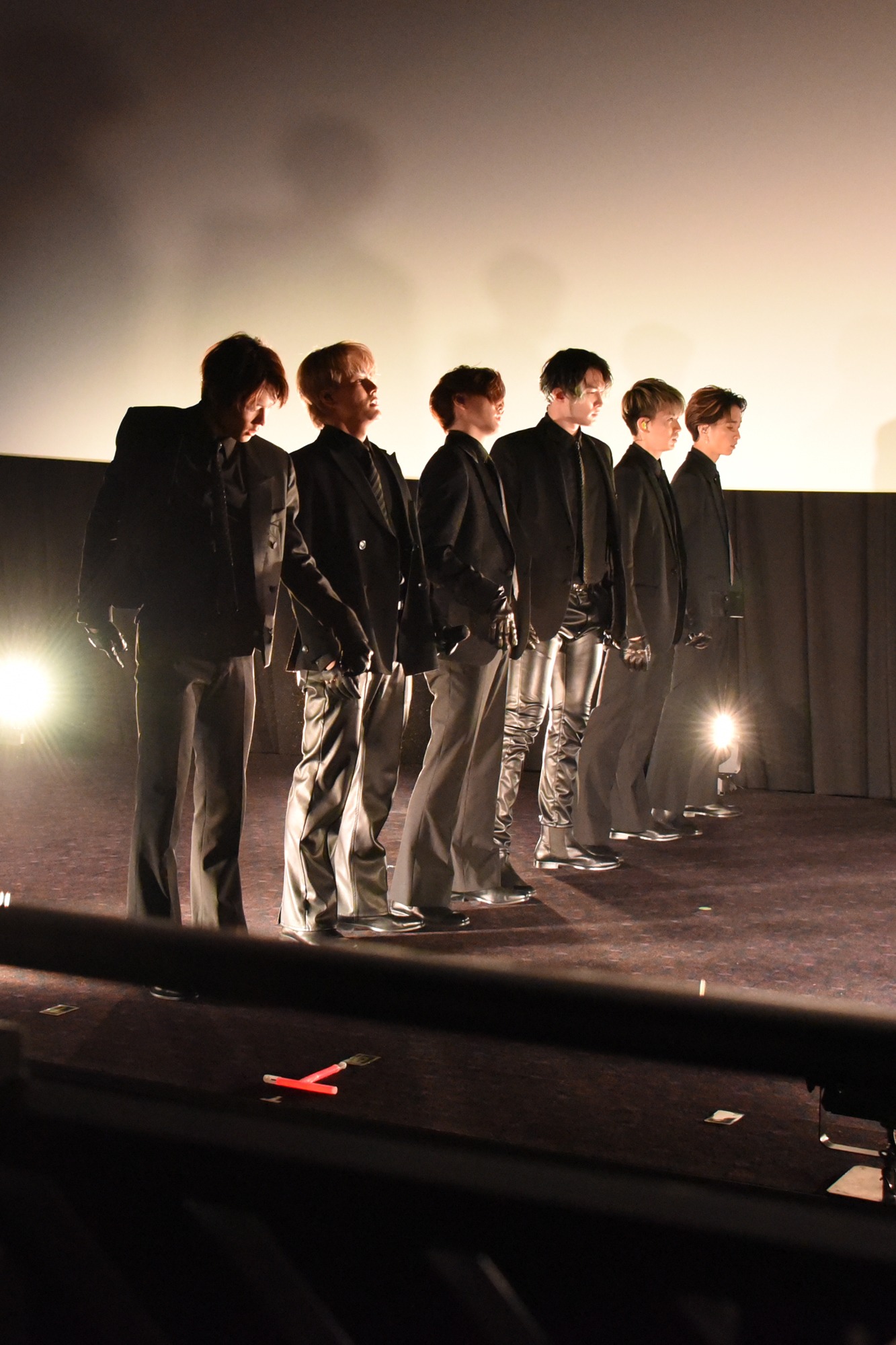 「Rosy」を披露するSixTONES。