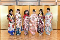 SKE48の新成人メンバー。左から五十嵐早香、坂本真凛、末永桜花、井上瑠夏、赤堀君江、荒野姫楓。(c)2021 Zest, Inc.