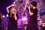左から小池美波、藤吉夏鈴。（撮影：上山陽介）