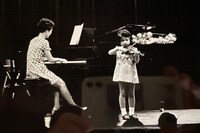 6歳の頃。母の伴奏でバイオリンの発表会にて。