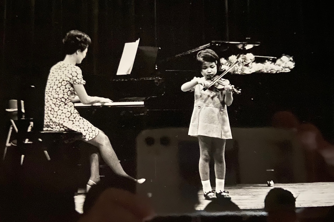 6歳の頃。母の伴奏でバイオリンの発表会にて。