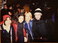 1997年に新宿LIQUIDROOMで行われた「Grand Royal Night」の楽屋にてLucious Jacksonと。左から大野、ギャビー・グレイザー、シュガー吉永、ジル・カニフ。