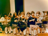 高校時代、器楽の授業の発表会にて。手前の列の右から2番目が大野。