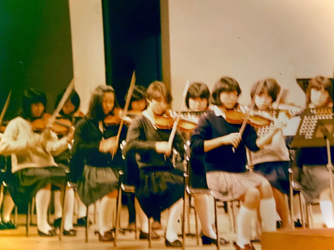 高校時代、器楽の授業の発表会にて。手前の列の右から2番目が大野。