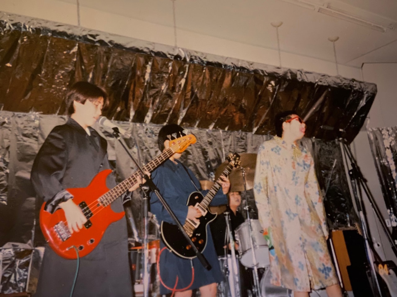 高校3年生の文化祭。赤いベースを弾いてるのが大野。