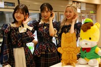 左から村山彩希、小栗有以、本田仁美。 (c)「AKB48、最近聞いた？」製作委員会