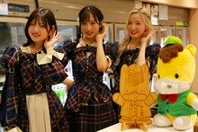 左から村山彩希、小栗有以、本田仁美。 (c)「AKB48、最近聞いた？」製作委員会