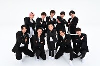 人気画像4位は「新メンバーは9歳、Snow Manが少年の夢を叶える」より、Snow Manと登己臣くん。 (c)TBS