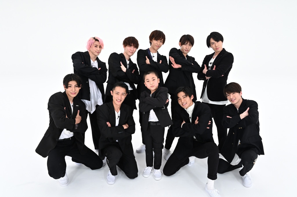 人気画像4位は「新メンバーは9歳、Snow Manが少年の夢を叶える」より、Snow Manと登己臣くん。 (c)TBS