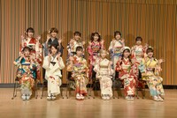 虎のポーズを取るAKB48新成人。