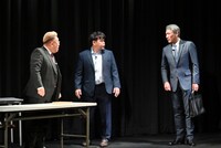 「バナナサンドSP」でコントを披露するサンドウィッチマンと吉川晃司。(c)TBS