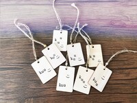 kuu「basic long tee」smoky greenに付属する木製タグ。