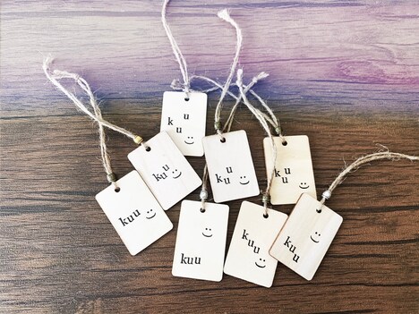 kuu「basic long tee」smoky greenに付属する木製タグ。