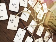 kuu「basic long tee」smoky greenに付属する木製タグ。