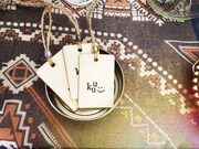 kuu「basic long tee」smoky greenに付属する木製タグ。