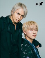 左からHYDE、白岩瑠姫（JO1）。