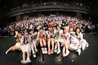 眉村ちあきとでんぱ組.inc組。（撮影：チェリーマン）