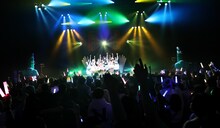 「明けんこお愛でとんころリッチパーティー♪ 眉村ちあき VS でんぱ組.inc」よりでんぱ組.incのステージの様子。（撮影：チェリーマン）