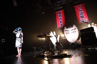 「明けんこお愛でとんころリッチパーティー♪ 眉村ちあき VS でんぱ組.inc」より眉村ちあきのステージの様子。（撮影：チェリーマン）