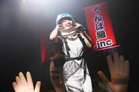宇宙服風のコスチュームで現れた眉村ちあき。（撮影：チェリーマン）