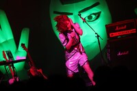 “第2の人格”と戦う眉村ちあき。（撮影：チェリーマン）