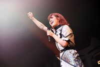 拳を突き上げる眉村ちあき。（撮影：チェリーマン）