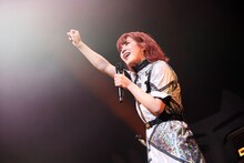 拳を突き上げる眉村ちあき。（撮影：チェリーマン）