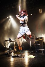 ジャンプする眉村ちあき。（撮影：チェリーマン）