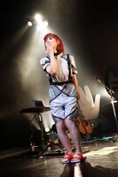 投げキッスをする眉村ちあき。（撮影：チェリーマン）